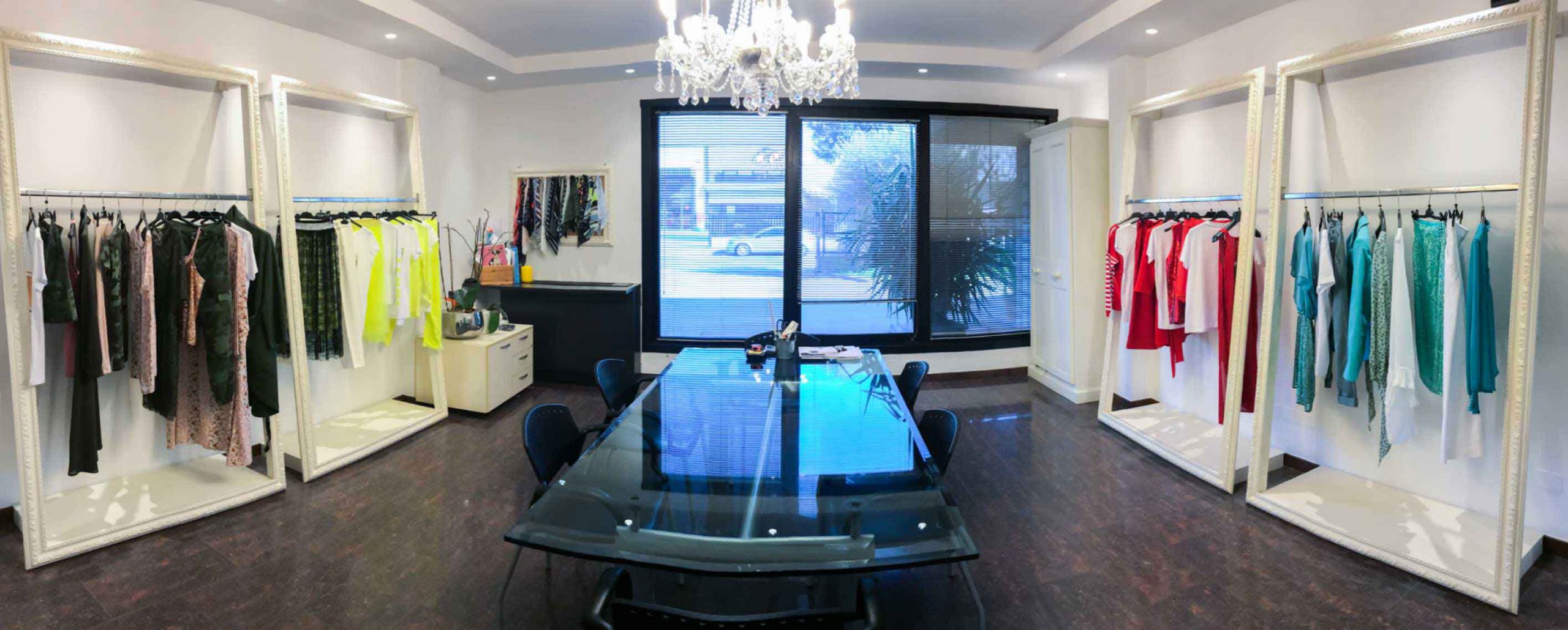 Interno dello showroom aNYcase a Prato